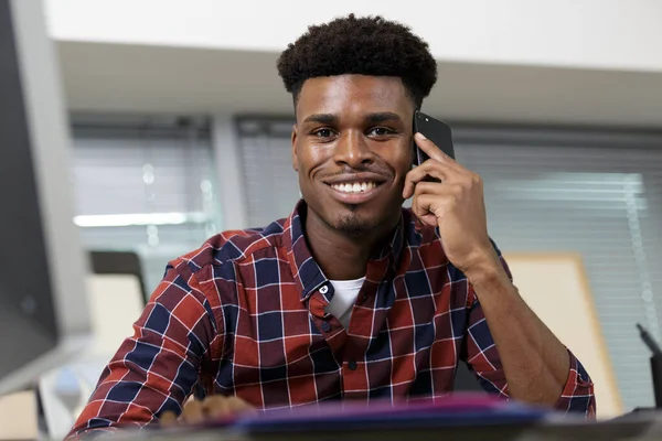Casual Νεαρός Επιχειρηματίας Στο Τηλέφωνο Κάθεται Στο Γραφείο Του — Φωτογραφία Αρχείου
