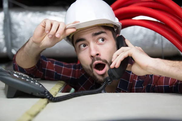 Choqué Jeune Homme Technicien Téléphone — Photo