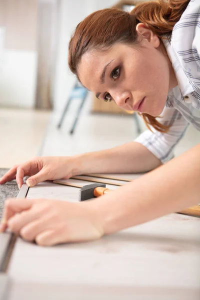 女修理工安装和测量地毯辊 — 图库照片