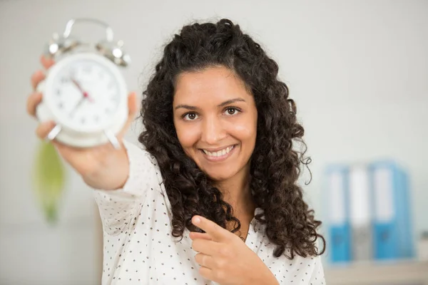 Femme Affaires Souriante Tenant Horloge — Photo