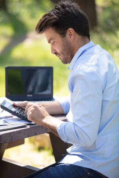 Jovem Trabalho Masculino Com Laptop Café Livre — Fotografia de Stock
