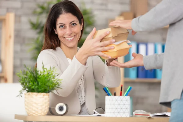 Female Office Worker Gettting Her Meal Delivered Work — Stock Photo, Image