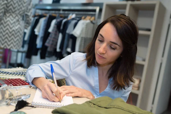 Female Fashion Store Worker Writing Notes — Stock Photo, Image