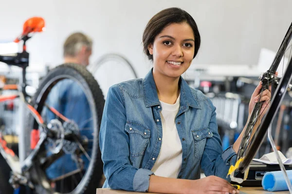 Junger Arbeiter Repariert Fahrrad Werkstatt — Stockfoto