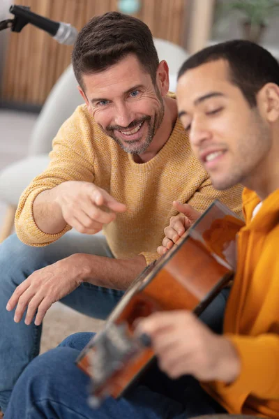 Lição Guitarra Homem Ensina Jovem Estudante Guitarra — Fotografia de Stock
