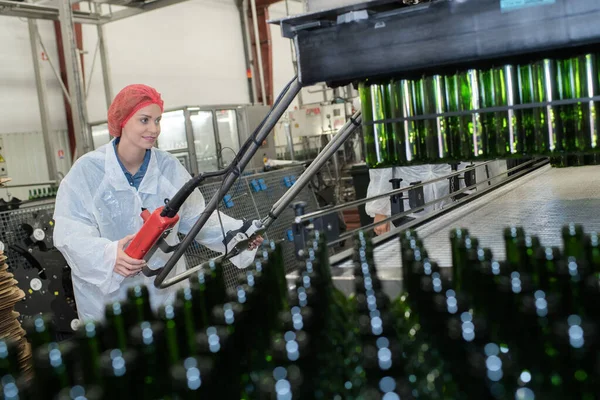 Fabrikarbeiter Bedient Förderband Mit Plastikflaschen — Stockfoto