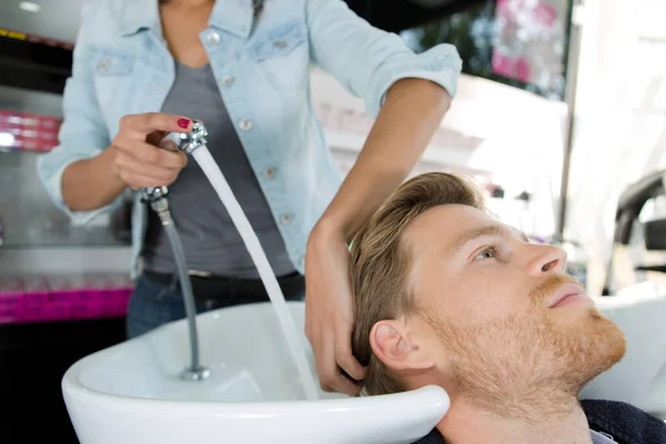Muž Umývá Vlasy Holičství — Stock fotografie