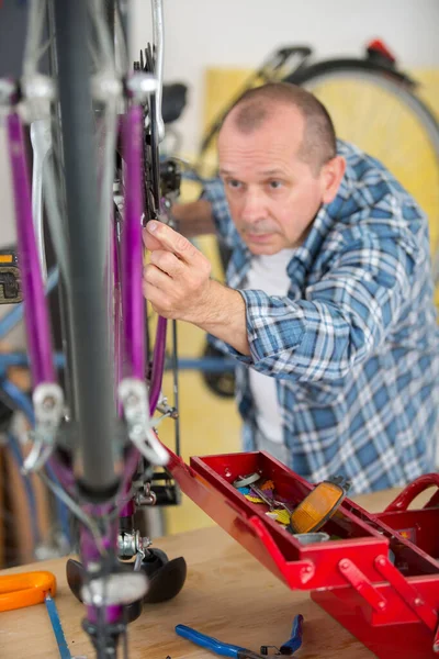 Mechaniker Demontiert Fahrradkassette Werkstatt — Stockfoto