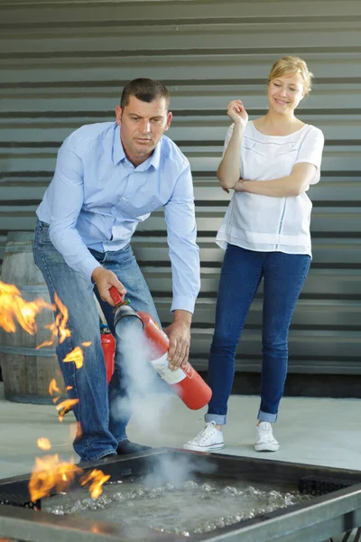 Hombre Mujer Tratando Extintor Incendios — Foto de Stock