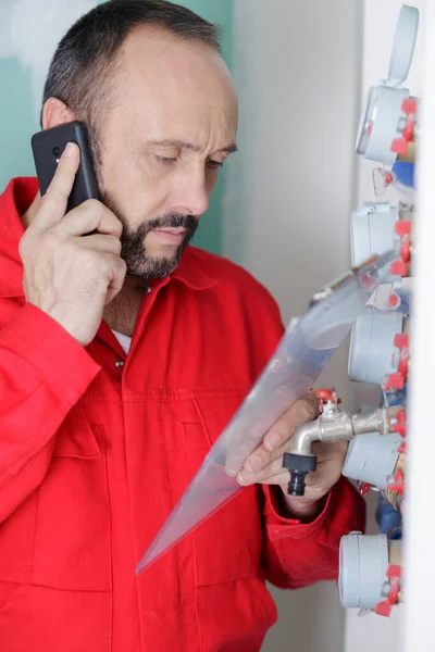 Idraulico Sul Telefono Prima Installare Misuratore Pressione — Foto Stock