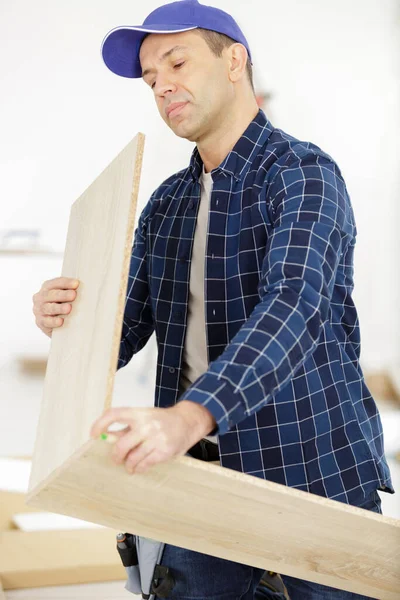 家具の組み立ての男と男 — ストック写真