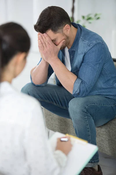 Tiro Panorâmico Homem Chateado Chorando Durante Sessão Terapia — Fotografia de Stock