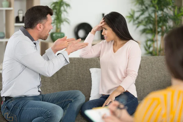 Paar Streitet Während Einer Therapiesitzung — Stockfoto