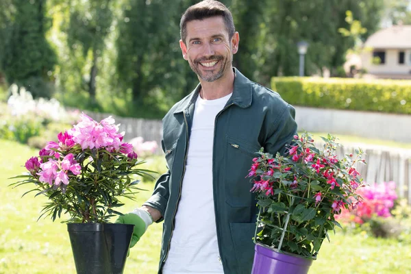 Porträt Eines Glücklichen Gärtners Mit Blumentopf Garten — Stockfoto