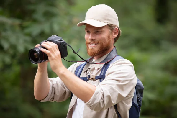 Mladý Muž Trekking Mezi Stromy Fotografování — Stock fotografie