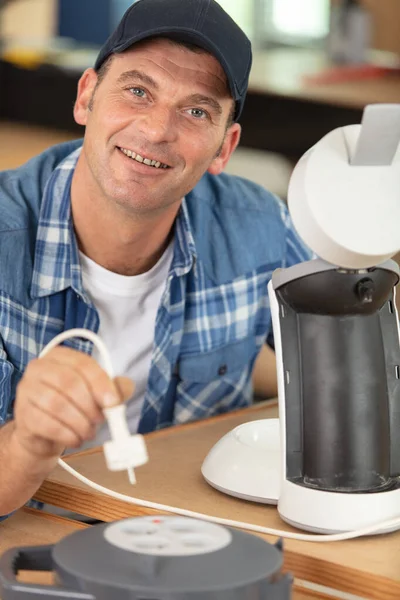 Atölyedeki Adam Kahve Makinesinin Fişini Takıyor — Stok fotoğraf