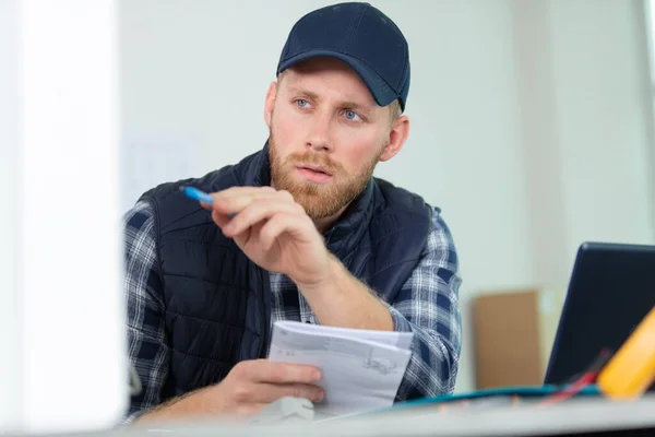 Male Construction Inspector Checking Building Construction — Stock Photo, Image