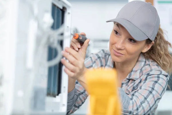 Mulher Reparador Profissional Reparando Máquina Lavar Roupa — Fotografia de Stock