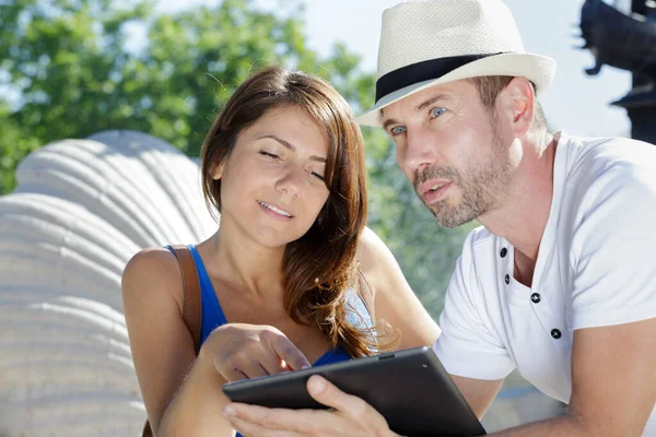 Homem Feliz Mulher Usando Tablet Digital Livre — Fotografia de Stock