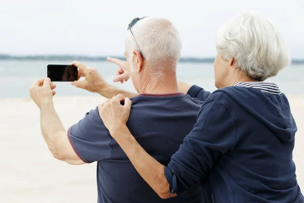 Senior Couple Enjoying Holidays Taking Pictures — Stock Photo, Image