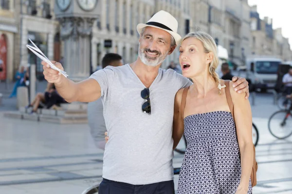Turistas Felizes Visitando Marcos Famosos — Fotografia de Stock