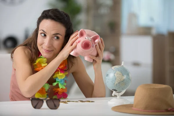 Mulher Contemplativa Segurando Globo Banco Porquinho — Fotografia de Stock