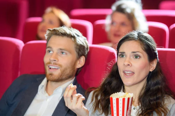 年轻的夫妇在电影院看恐怖片 — 图库照片
