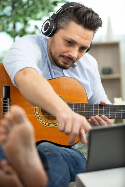 Homem Feliz Aprendendo Tocar Acordes Guitarra Corretamente — Fotografia de Stock