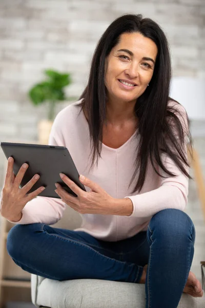 Mujer Atractiva Usando Una Tableta Digital — Foto de Stock