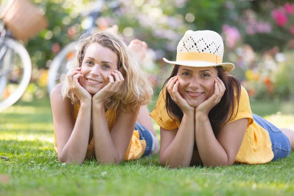 Duas Mulheres Felizes Jardim — Fotografia de Stock