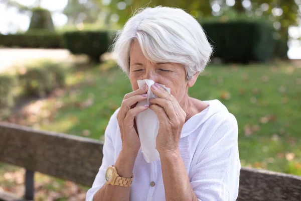 Ηλικιωμένη Γυναίκα Ιστό Που Έχει Γρίπη Αλλεργία Στο Πάρκο — Φωτογραφία Αρχείου