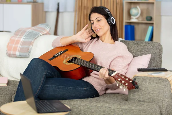 Eine Schöne Frau Lächelt Während Sie Akustische Gitarre Spielt — Stockfoto