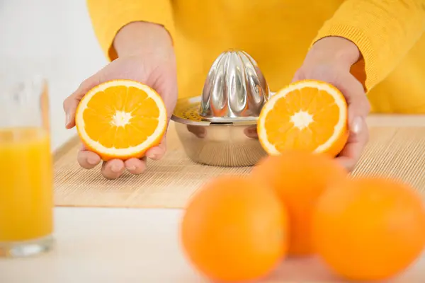 女人挤橙子做果汁 — 图库照片