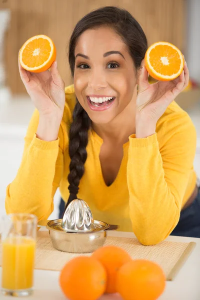 Mulher Feliz Mostrando Uma Laranja Para Câmera — Fotografia de Stock