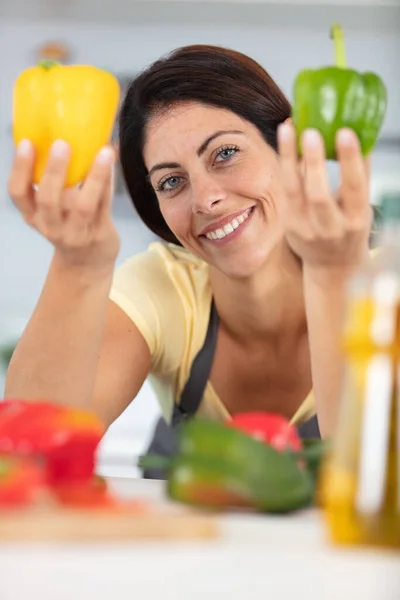 Lächelnde Junge Hausfrau Mit Frischen Paprika — Stockfoto