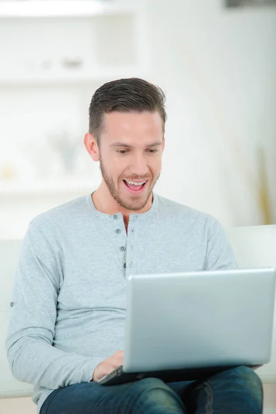 Ευτυχισμένος Άνθρωπος Χρησιμοποιώντας Ένα Φορητό Υπολογιστή — Φωτογραφία Αρχείου
