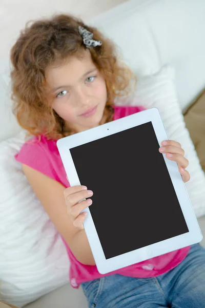 Dívka Držící Digitální Tablet — Stock fotografie