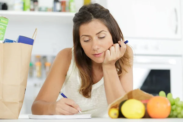 Woman Grocery Shopping List — Stock Photo, Image