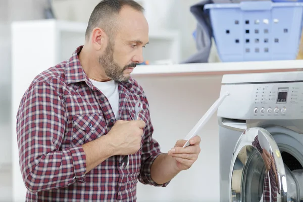 Klempner Repariert Waschmaschine — Stockfoto