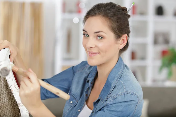 Retrato Uma Mulher Feliz Pintando Uma Cadeira — Fotografia de Stock