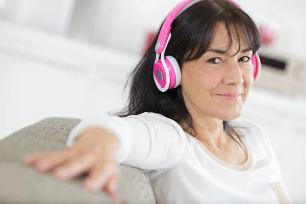 Счастливая Зрелая Женщина Слушает Музыку — стоковое фото