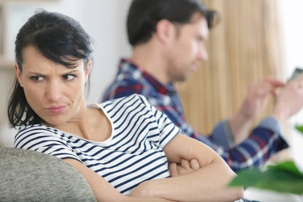 Woman Annoyed Man Browses His Smartphone — Stock Photo, Image