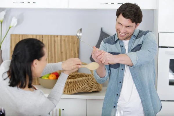 Mutfakta Mutfak Aletleriyle Kavga Eden Komik Bir Çift — Stok fotoğraf