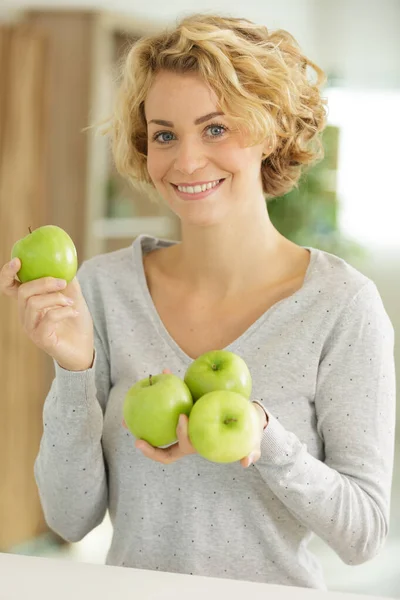 Primer Plano Retrato Mujer Joven Con Manzanas — Foto de Stock