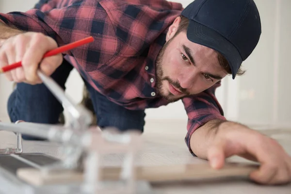 Mannelijke Timmerman Doet Keuken Meubelen Installatie — Stockfoto