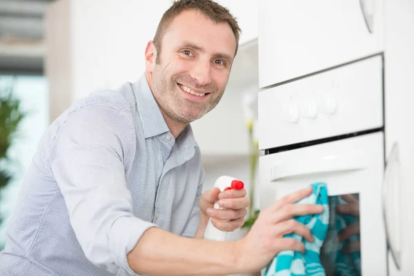 Ein Mann Putzt Den Ofen — Stockfoto