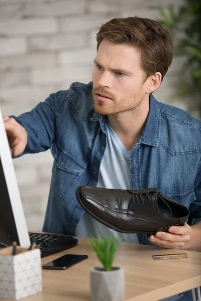 Man Koopt Formele Schoenen Online Het Maken Van Betaling Met — Stockfoto