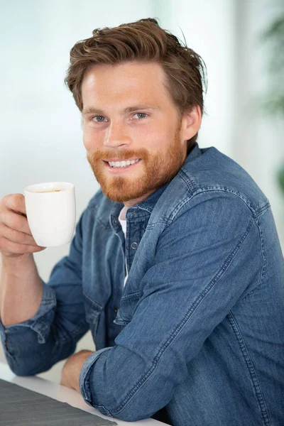 Νεαρός Άνδρας Πίνει Τσάι Στον Καναπέ — Φωτογραφία Αρχείου