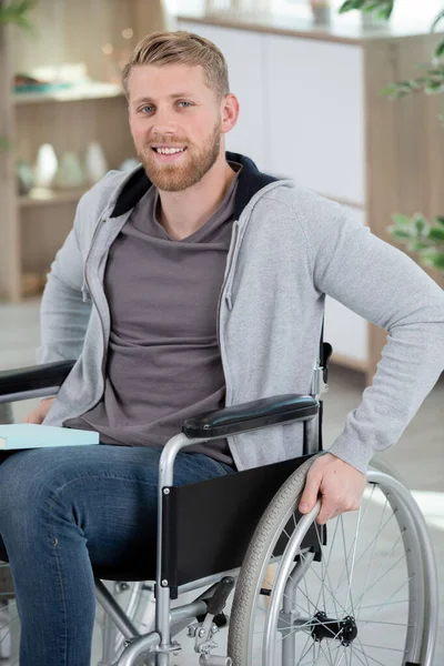 Tekerlekli Sandalyedeki Genç Öğrenci — Stok fotoğraf