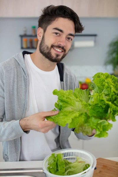 Mann Wäscht Salat Hause — Stockfoto